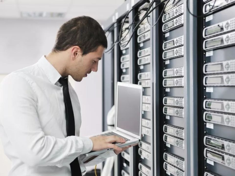 There are many benefits to working with IT network consultants.